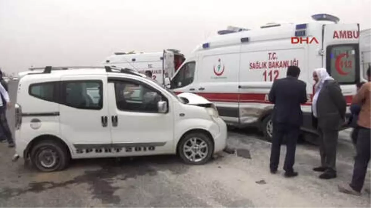 Şanlıurfa\'da Ambulans ile Hafif Ticari Araç Çarpıştı 2 Yaralı