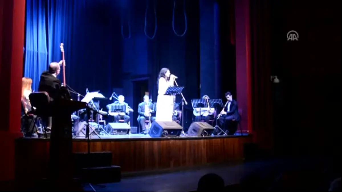 Solist Eda Karaytuğ Bursa\'da Konser Verdi