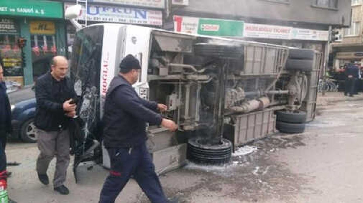 Üniversitelileri Taşıyan Servis Midibüsü Devrildi: 29 Yaralı