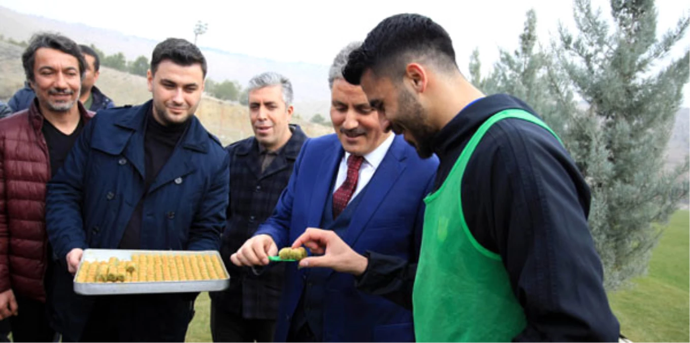 Yeni Malatyaspor\'da Oyunculara Tatlı İkramı