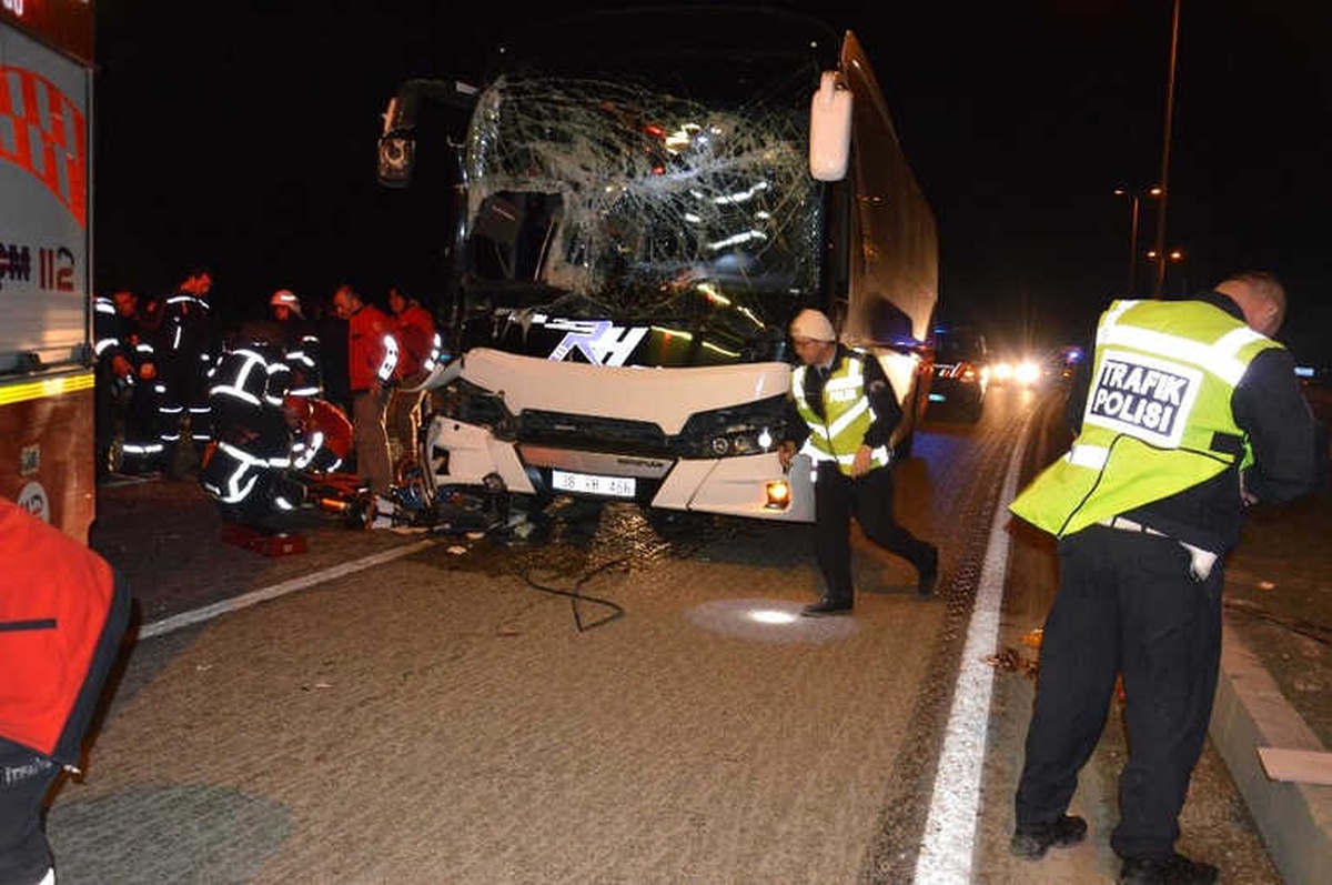 Yolcu Otobüsü Tıra Çarptı: 1 Ölü, 1 Yaralı