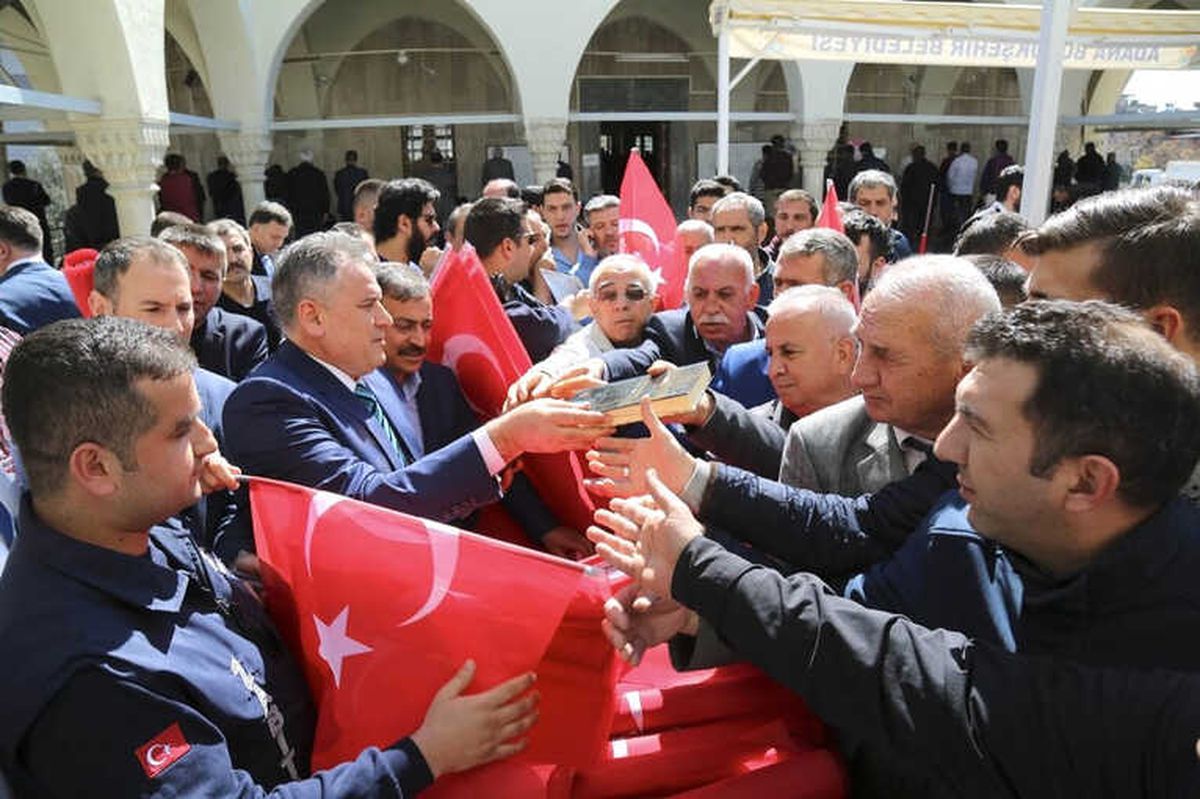 1 Milyon Bayrak" Camilerde