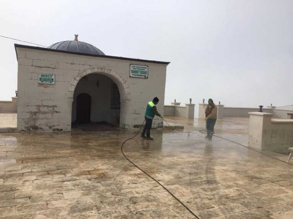 Adıyaman Belediyesi Şehrin Dört Bir Yanında Temizlik Çalışması Yapıyor