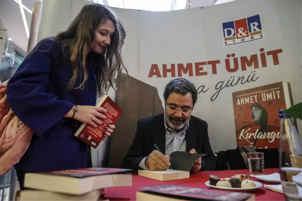 Ahmet Ümit Yeni Romanının İlk İmza Gününde Okurlarıyla Buluştu