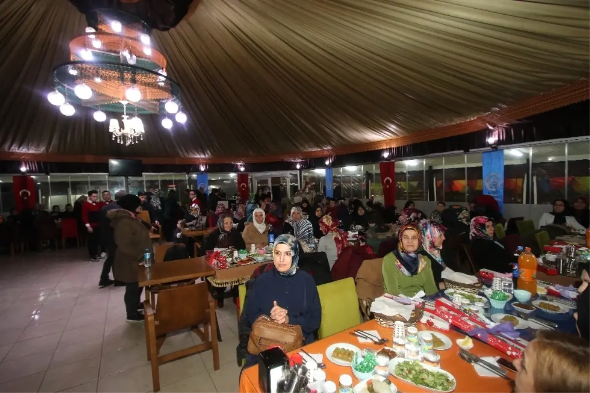 Akyazı\'da Dünya Kadınlar Gününe Yoğun Katılım