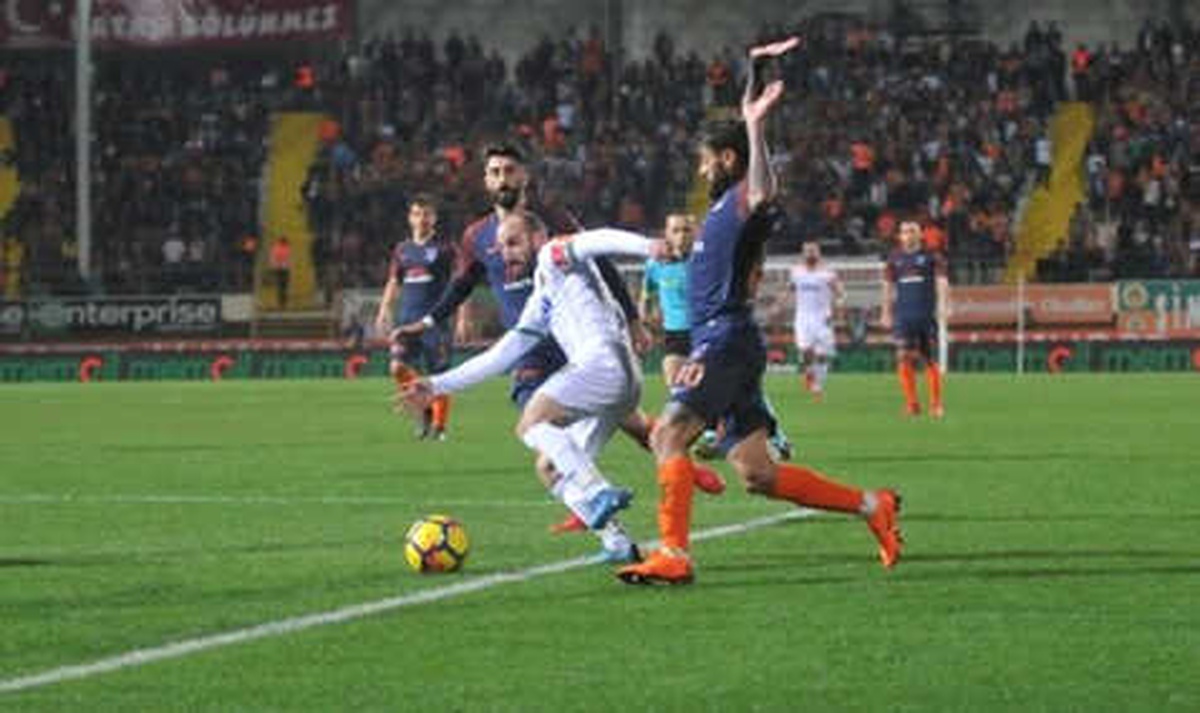Alanyaspor Başakşehir\'i Farklı Yendi: 4-1