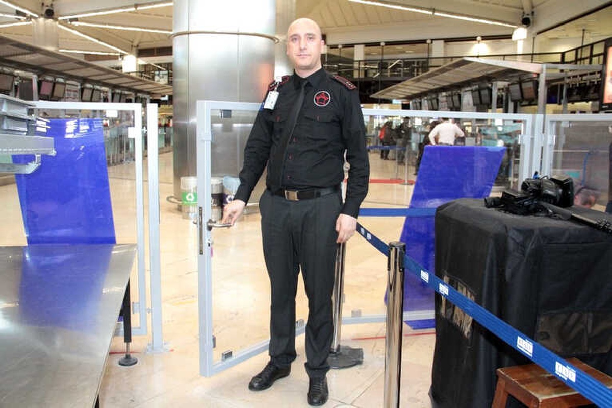 Atatürk Havalimanı\'nda Kaçak Geçişlere \'Camlı Bölme\' Önlemi