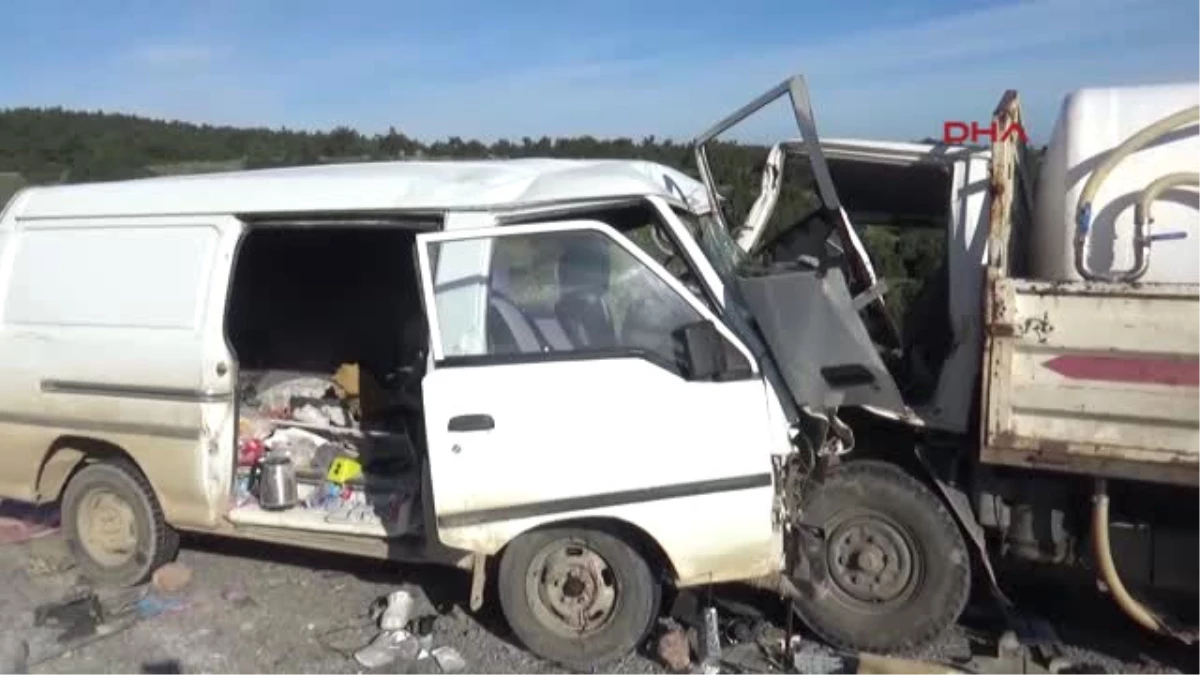 Çanakkale İşçi Minibüsü ile Süt Kamyoneti Çarpıştı 1 Ölü, 9 Yaralı