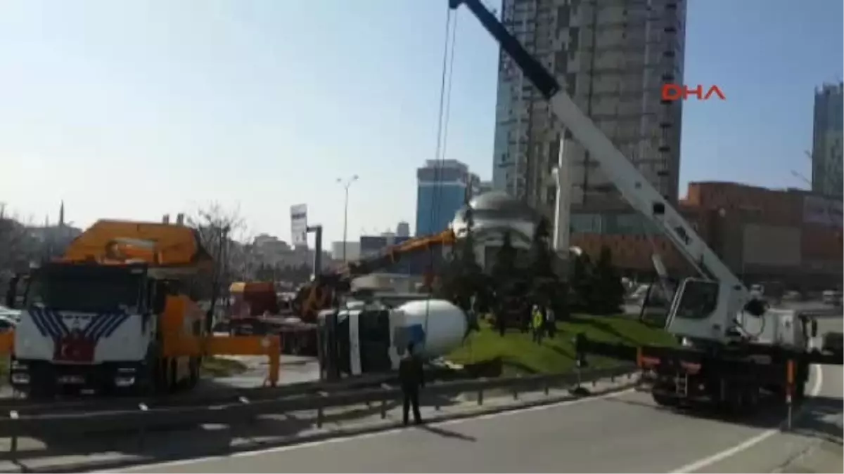 D-100\'de Beton Mikseri Devrildi 1 Kişi Yaralandı, Trafik Felç Oldu