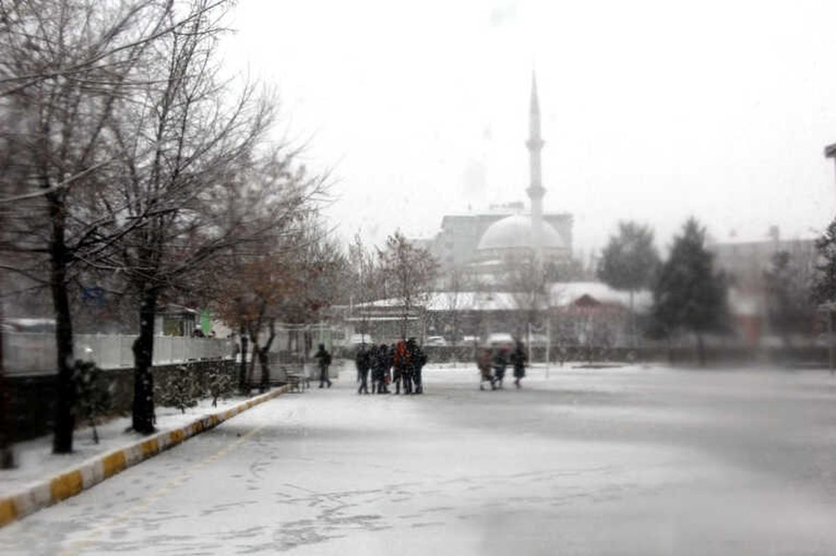 Erzurum\'da Mart Kapıdan Baktırdı, Kar Kalınlığı 20 Santimetreye Ulaştı