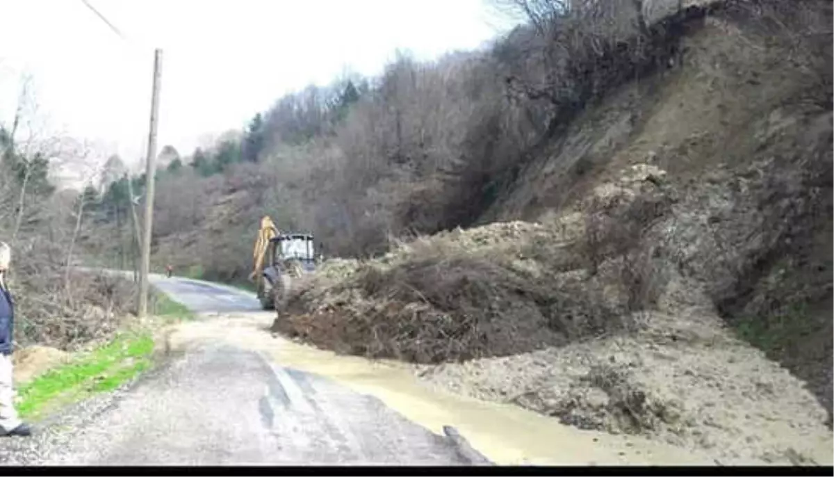 Heyelan Köy Yolunu Kapattı