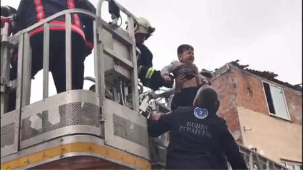 İmam Nikahlı Eşi Kapıyı Üzerlerine Kilitledi, Yangında Anne 2 Çocuğuyla Ölümden Döndü