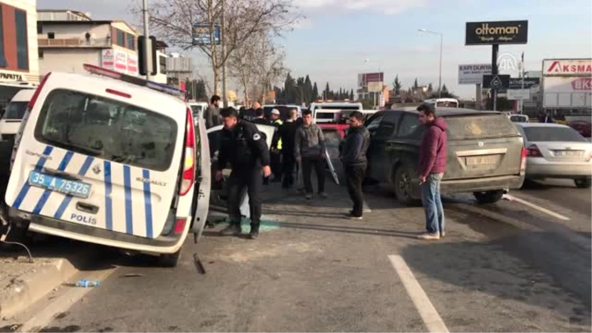 İzmir\'de Polis Aracıyla Kamyonet Çarpıştı: 2 Yaralı