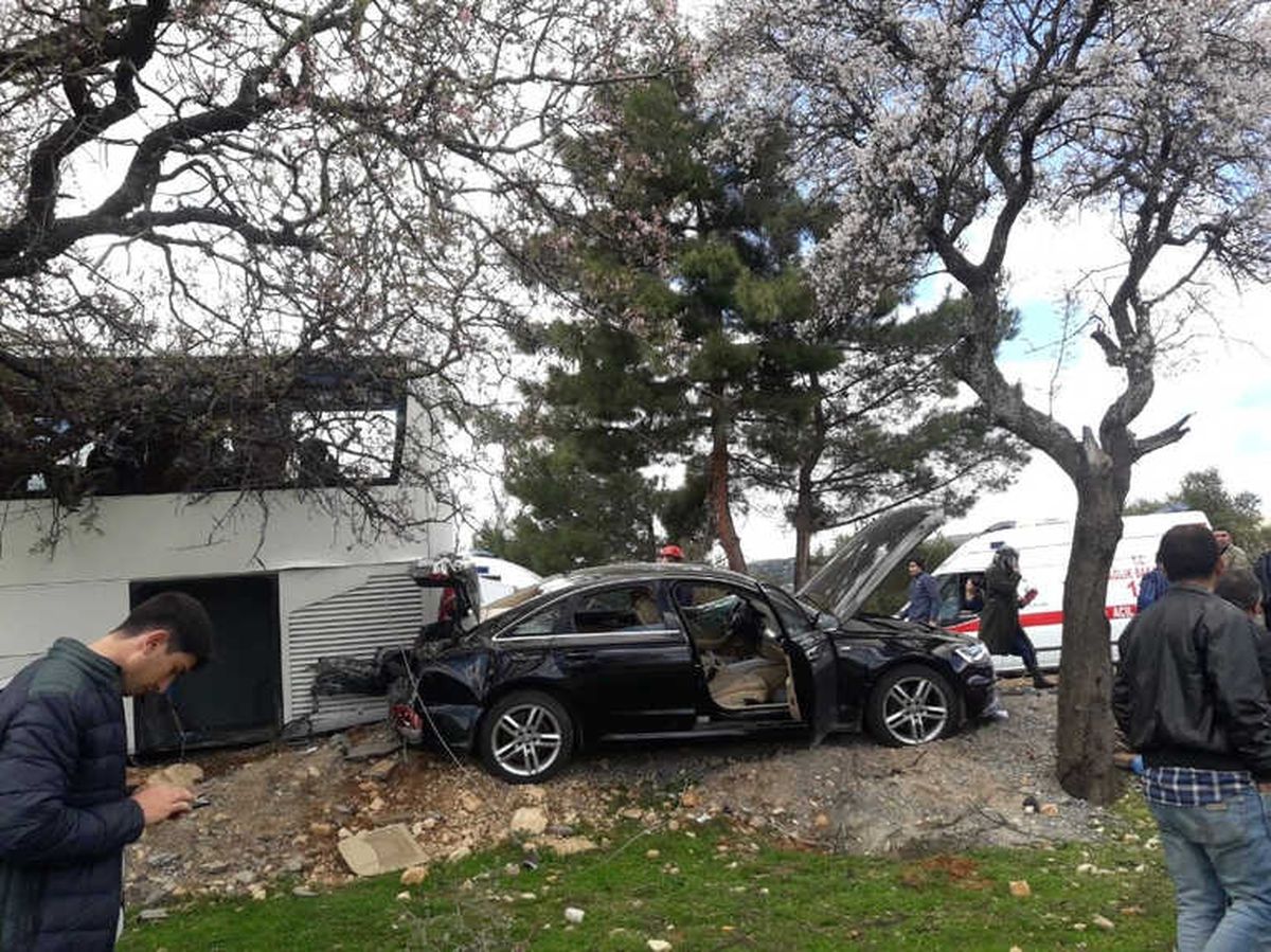 Kahramanmaraş\'ta Otobüs Elektrik Direğine Çarptı: 18 Yaralı
