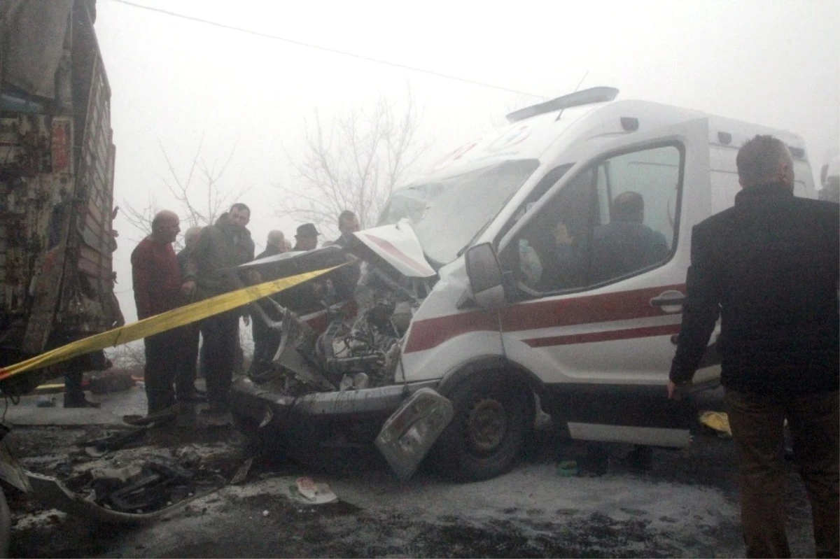Kastamonu\'da Sisten Göz Gözü Görmedi Zincirleme Kazada 12 Kişi Yaralandı