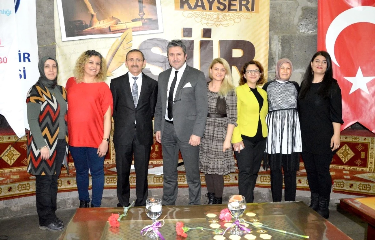 Kayseri Sağlık Müdürlüğü "8 Mart Dünya Kadınlar Günü" Nedeni ile Kadın Çalışanlarına Şiir Dinletisi...