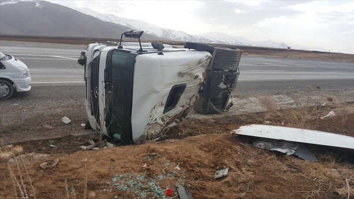 Kontrolden Çıkan Tır Yan Yattı: 1 Yaralı