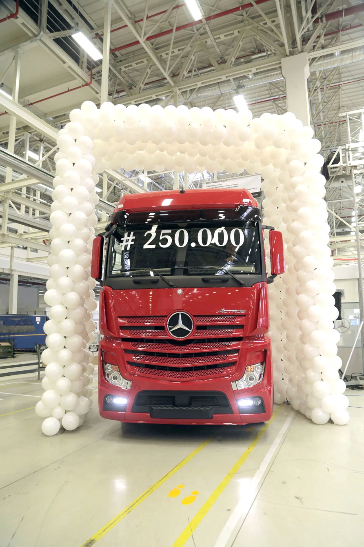 Mercedes-Benz Türk 250.000\'İnci Kamyonunu Banttan İndirdi