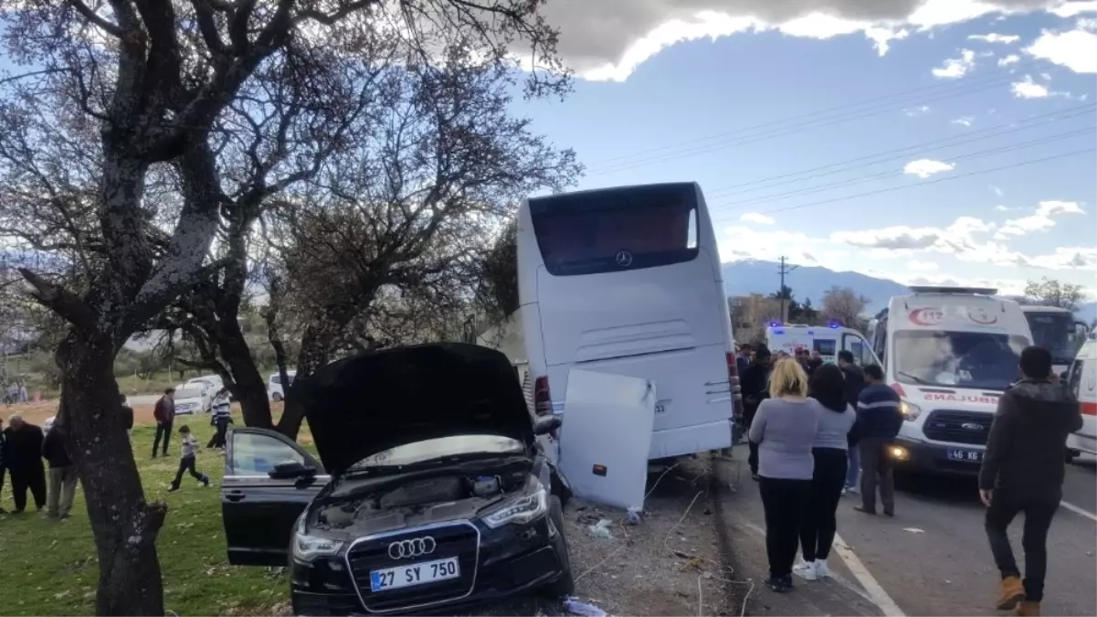 Öğrencileri Taşıyan Otobüs Kaza Yaptı: 1\'i Ağır 18 Yaralı