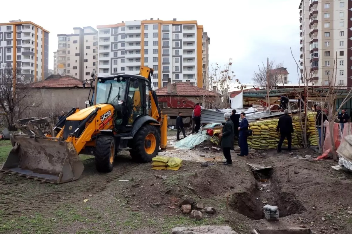 Polis Operasyon Yaptığı Evde Lahit Buldu