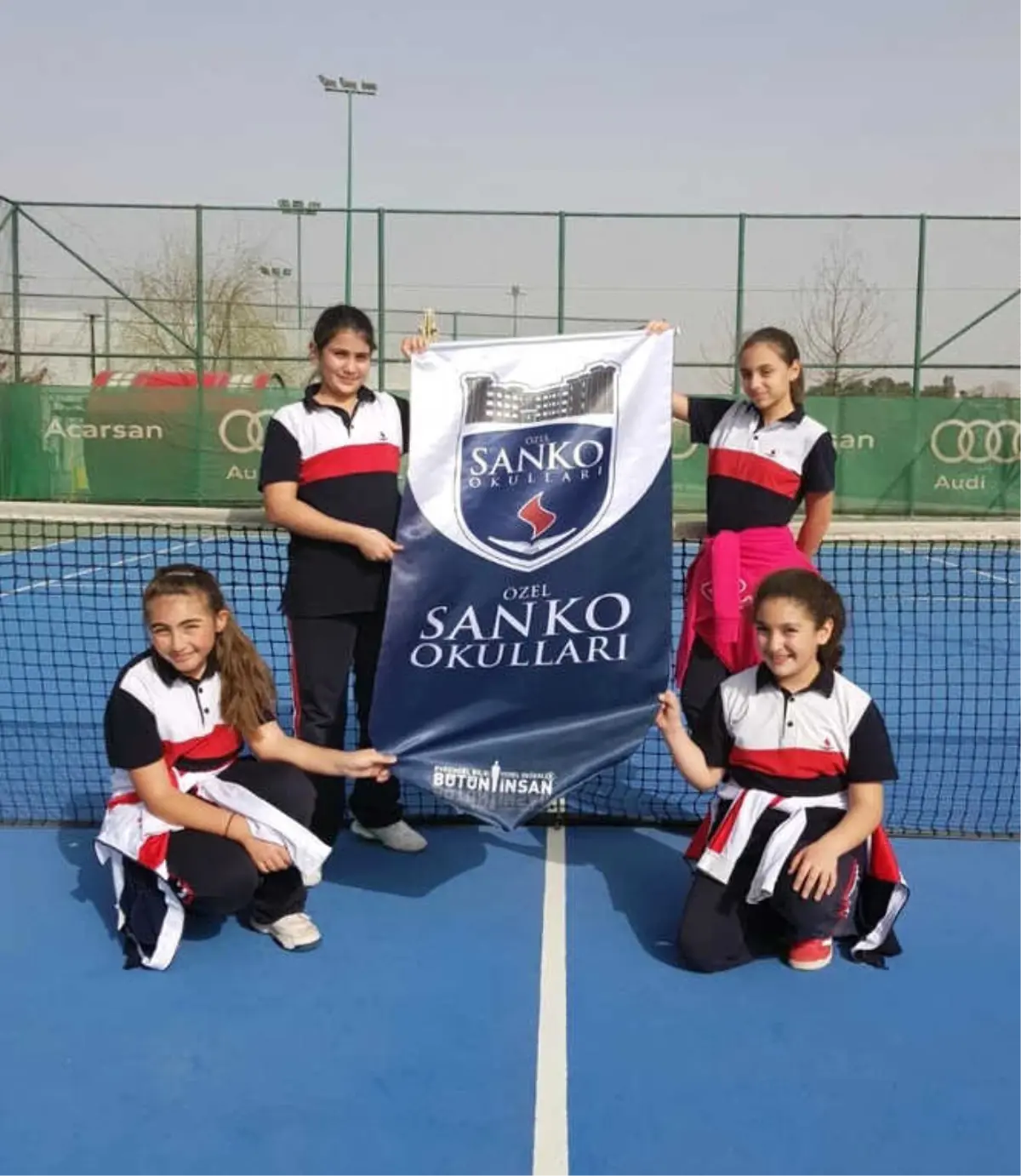 Sanko Okulları Küçük Kız Tenis Takımı İl Üçüncüsü Oldu