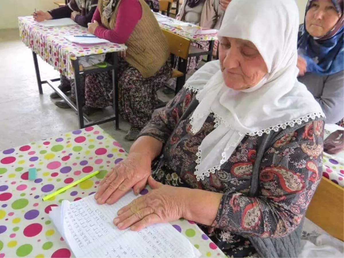 Şehit Oğluna Şiir Yazabilmek İçin 68 Yaşında Okuma Yazma Öğreniyor