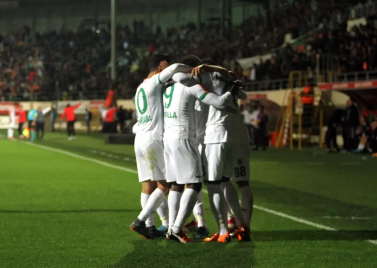 Spor Toto Süper Lig: Aytemiz Alanyaspor: 4 - Medipol Başakşehir: 1 (Maç Sonucu)