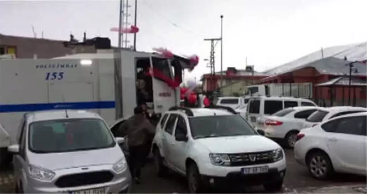 Polis Evlendi, Gelini Düğüne TOMA ile Getirdi