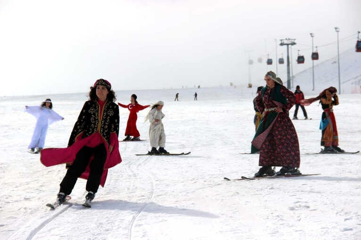 Türkiye\'de Bir İlk! Erciyes Dağı\'nda Kayaklı Defile