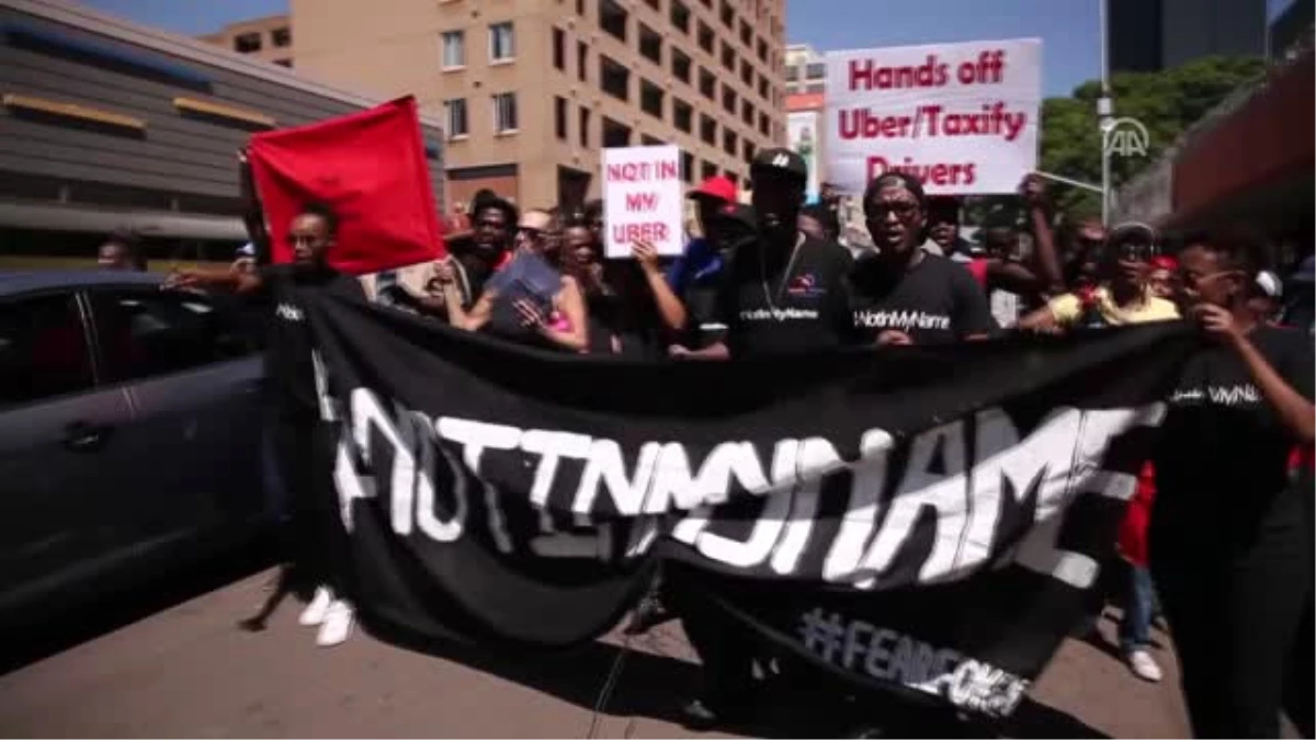 Uber ve Taxify\'in Yüzlerce Şoförü Johannesburg\'da Sokağa Döküldü