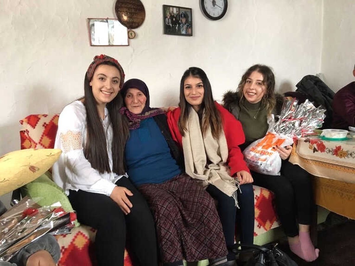 Ülkücü Gençler Kadınlara Çiçek Dağıttı
