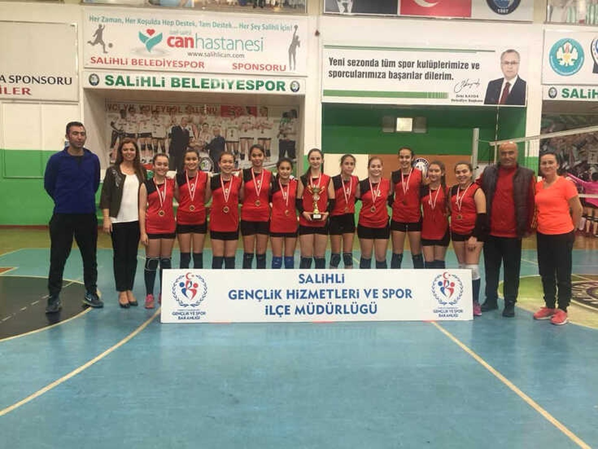 Yıldız Kızlar Voleybol İl Birinciliği Salihli\'nin Oldu