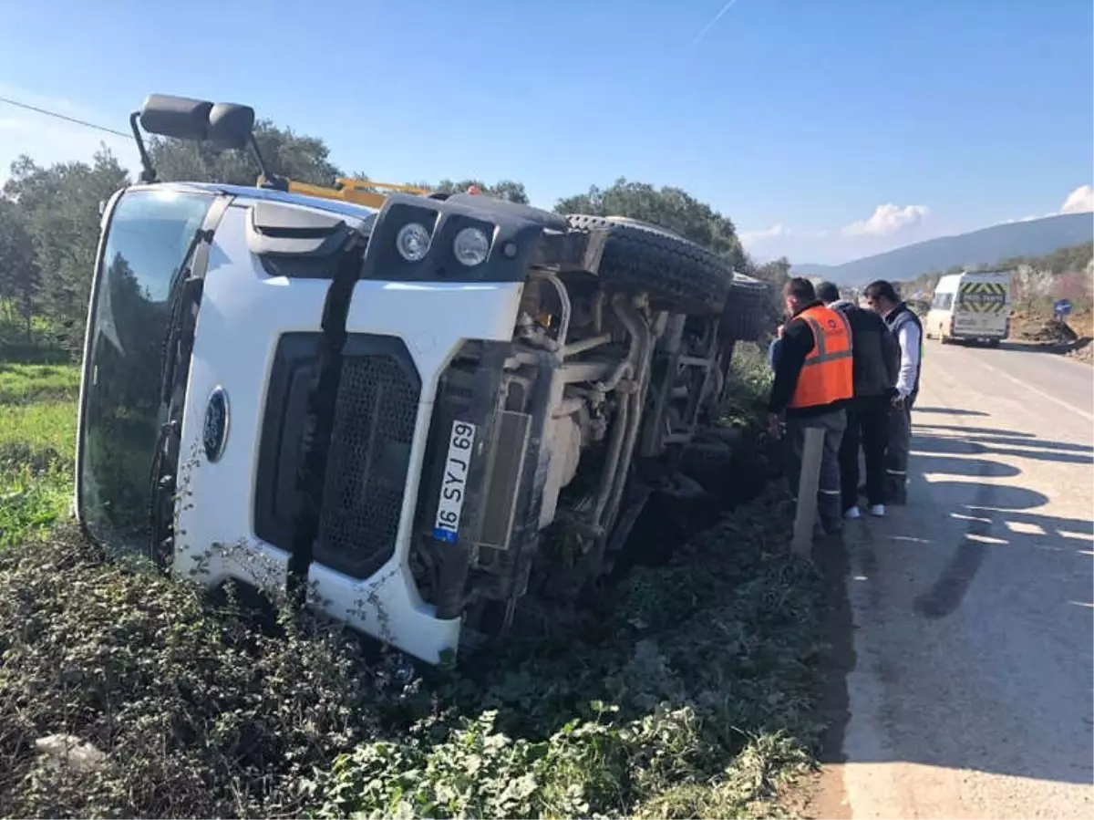 Yol Çalışmasında Harfiyat Kamyonu Devrildi