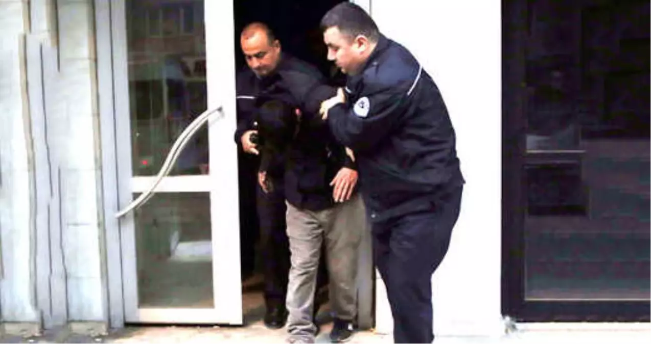 Bankanın İçerisinde Polise Yakalanan Hırsız, "Uyumak İçin Girdim" Dedi