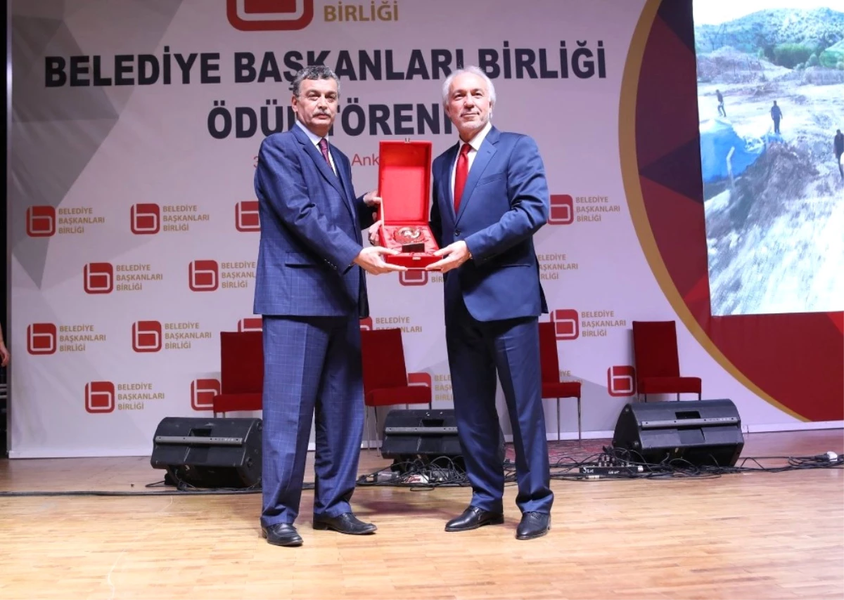 Başkan Kamil Saraçoğlu\'na Ödül