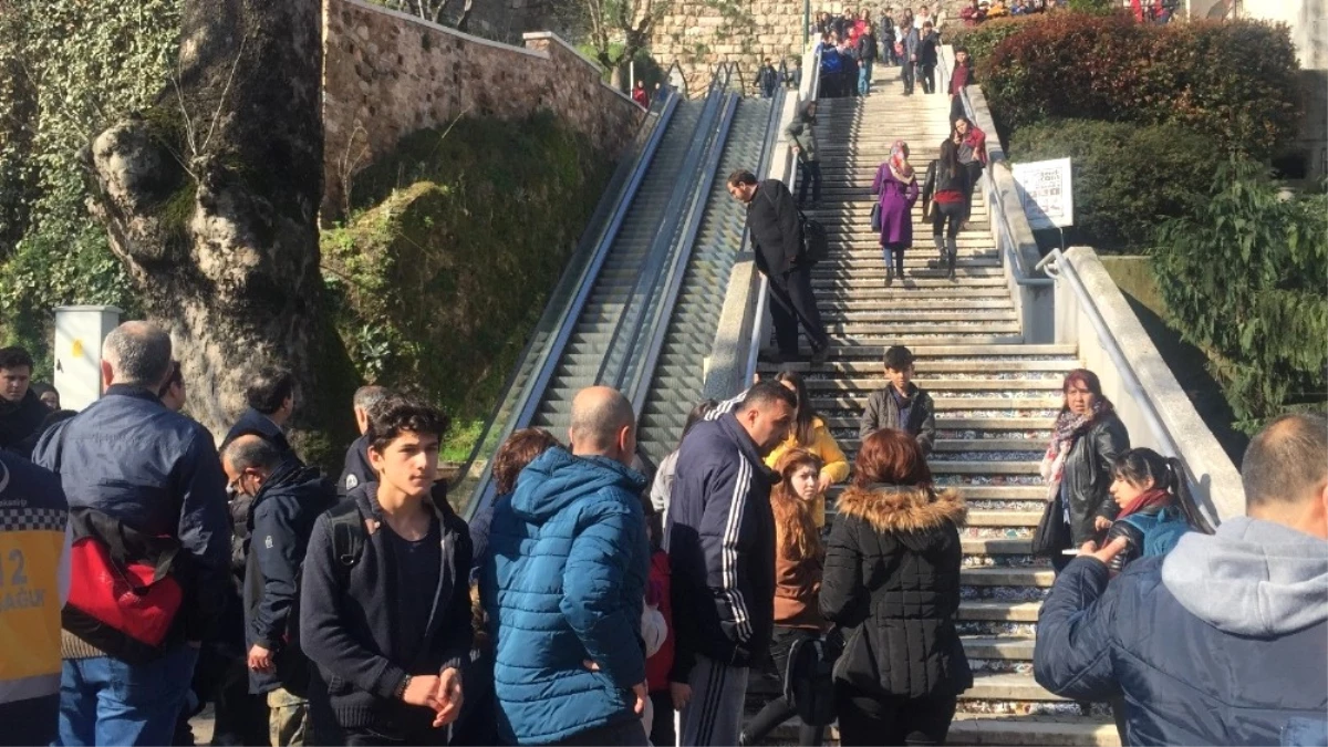 Bursa\'da Yürüyen Merdivende Can Pazarı: 8 Yaralı