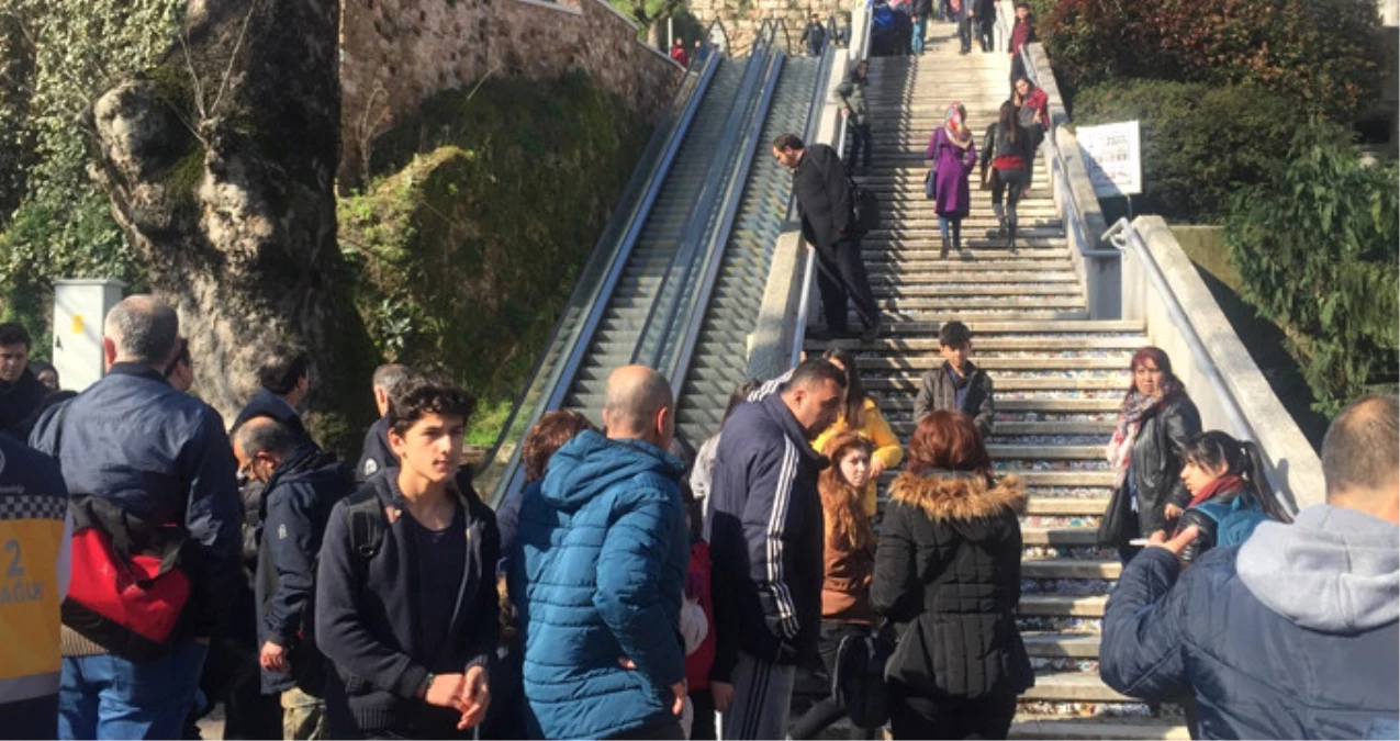 Yürüyen Merdiven Birden Bire Ters Yönde Çalıştı! Gezi Grubundaki 8 Öğrenci Yaralandı
