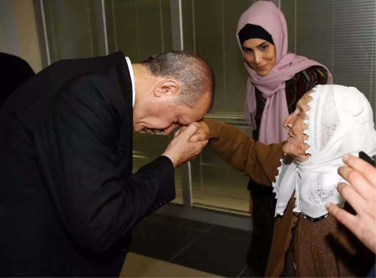 Cumhurbaşkanı Erdoğan, 105 Yaşındaki Fikriye Ninenin Elini Öptü