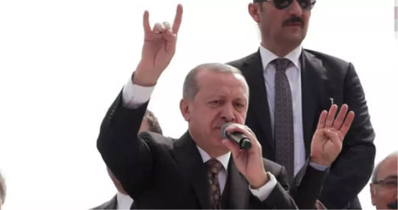 Cumhurbaşkanı Erdoğan\'dan Bir İlk! Mersinlileri Bozkurt İşaretiyle Selamladı