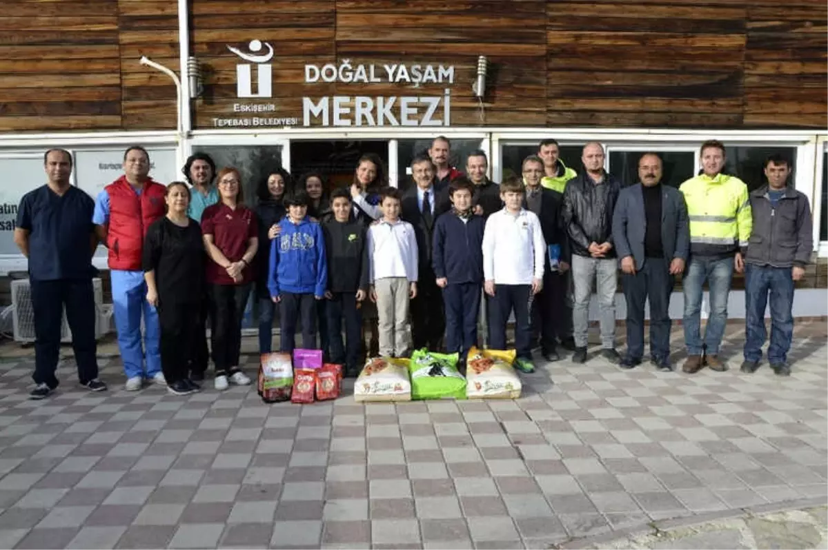 Doğal Yaşam Merkezine Mama Bağışı Yapan Çocuklardan Örnek Davranış