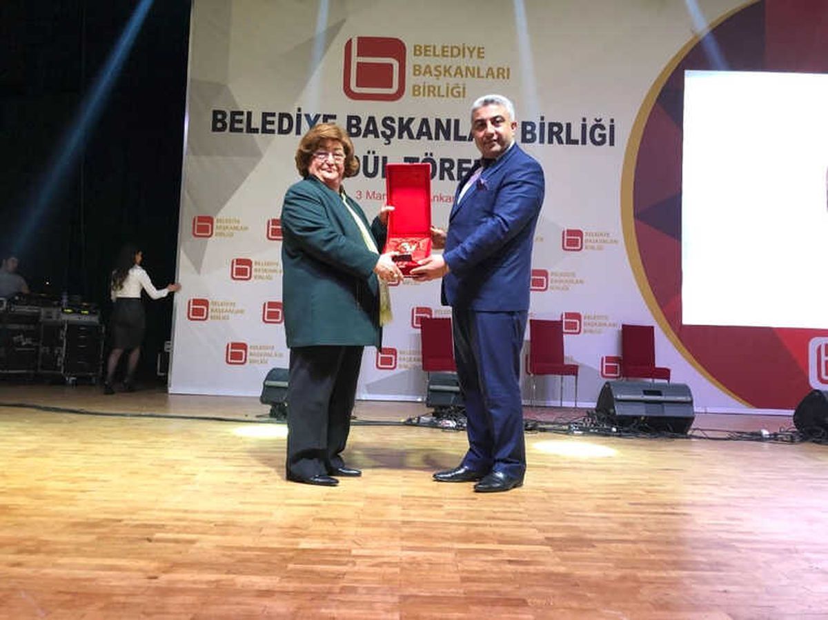 Fatih Çalışkan\'a \'Türkiye\'nin En Beğenilen İlçe Belediye Başkanı\' Ödülü