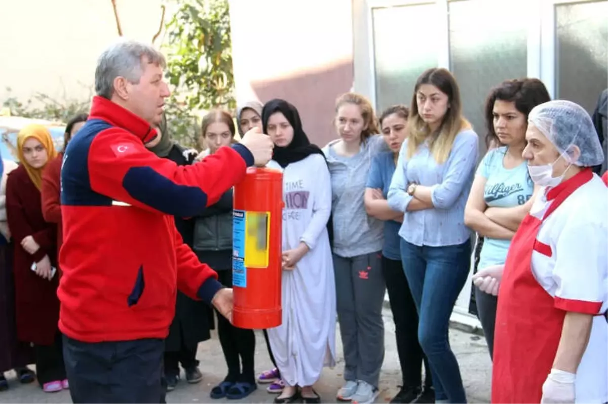 İtfaiyeden Yurt Çalışanları ve Öğrencilere Yangın Söndürme Eğitimi