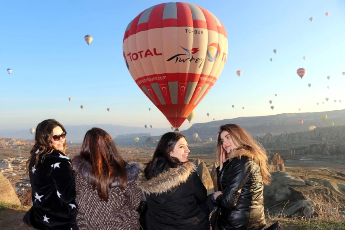 Kapadokya\'da Yer Turist, Gök Balon Dolu