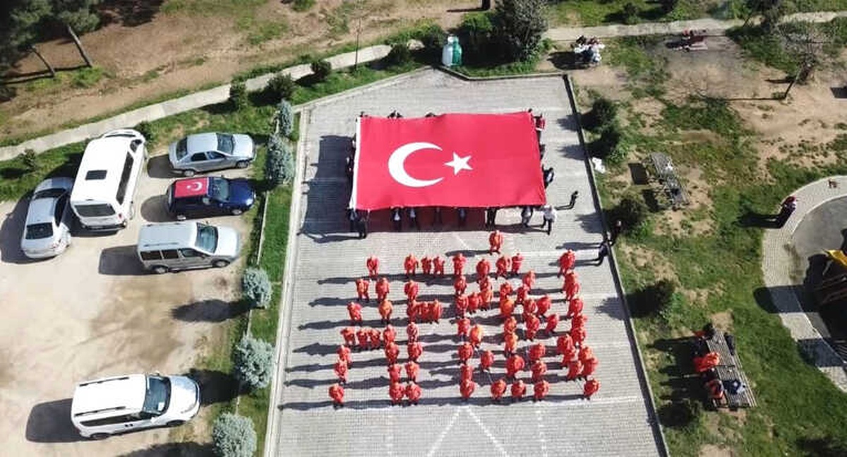 Kocaeli\'de Bir Araya Gelen Belediye Temizlik İşçileri Bedenleri ile "Afrin" Yazdılar