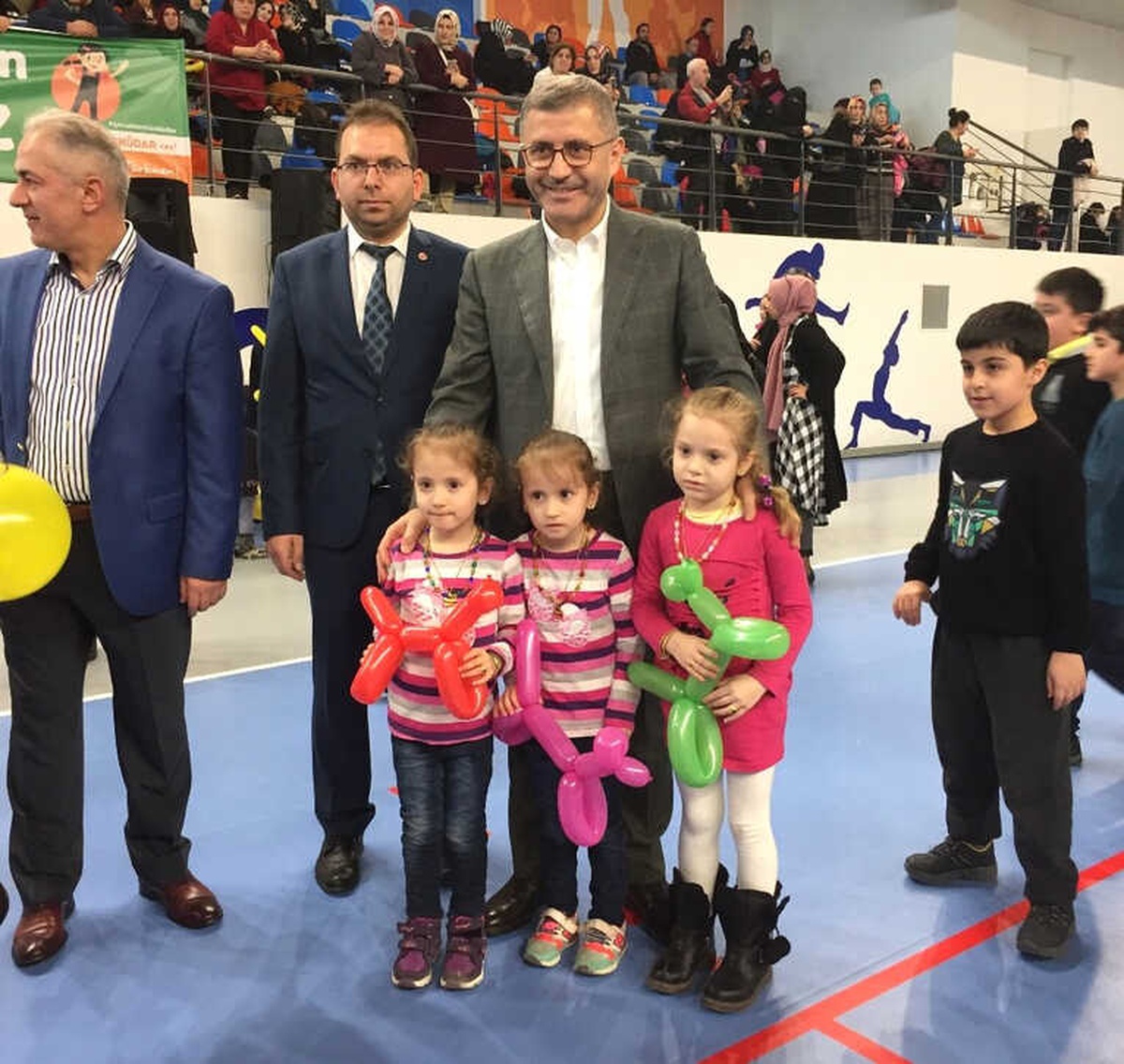 Yüzlerce Öksüz ve Yetim Çocuk Gönüllerince Eğlendi