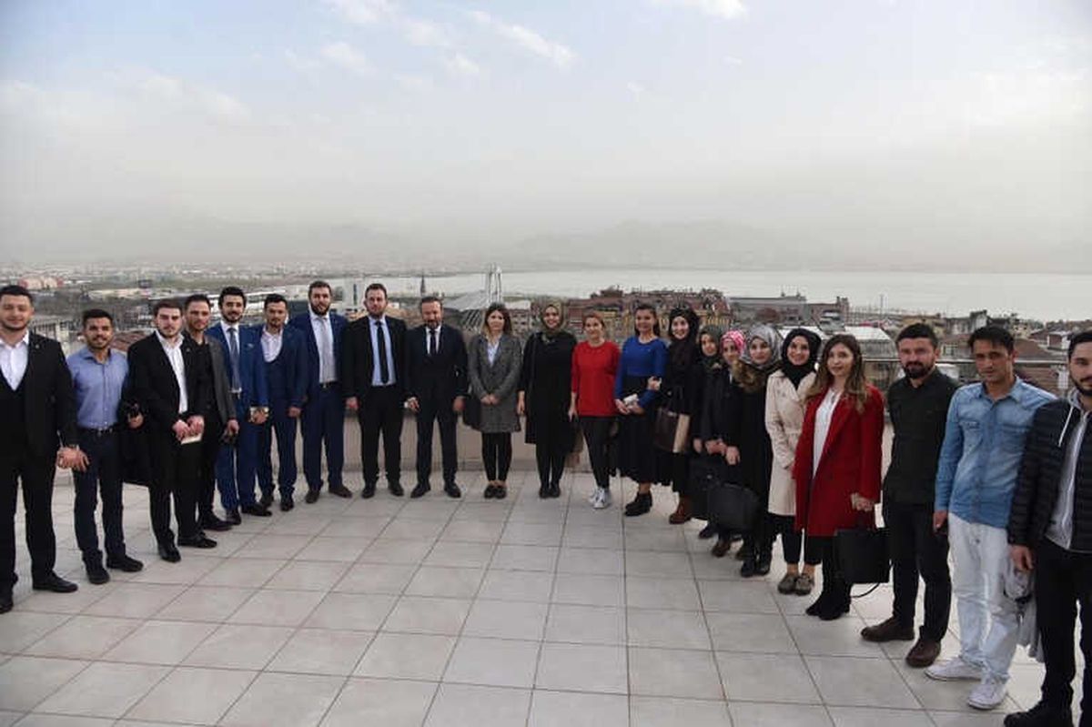 AK Parti İzmit İlçe Gençlik Kolları Yönetimi Başkan Doğan\'ı Ziyaret Etti