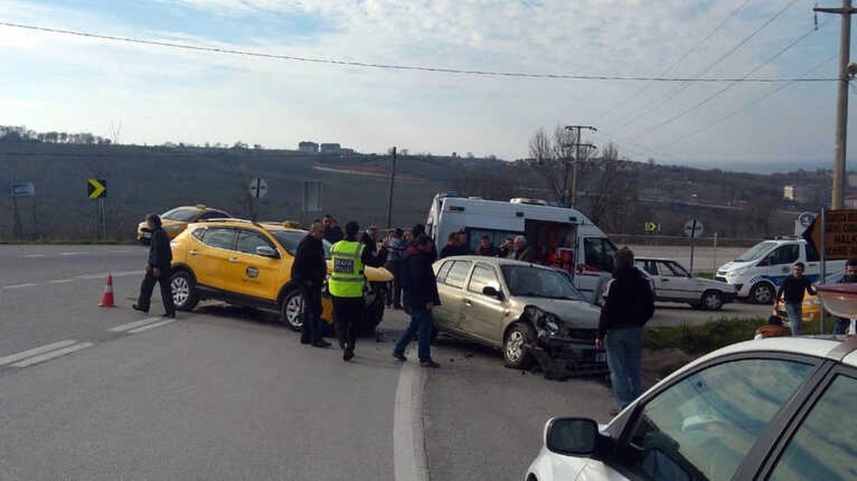 Akçakoca\'da Otomobil ile Taksi Çarpıştı: 5 Yaralı
