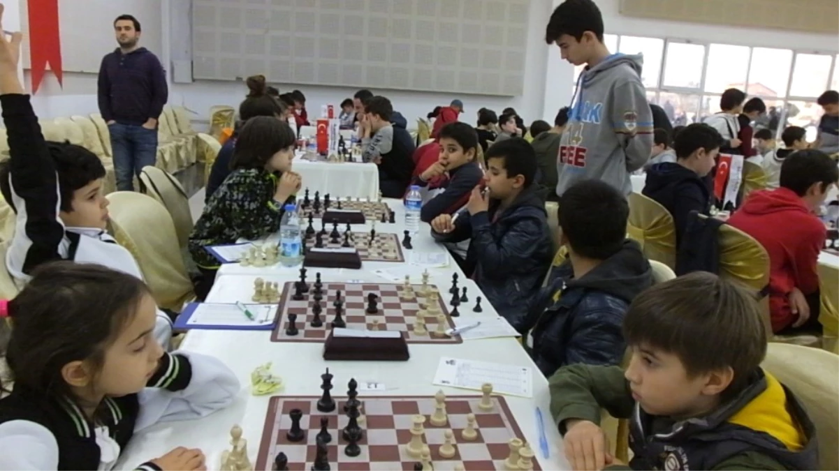 Burhaniye\'de Satranç Turnuvası