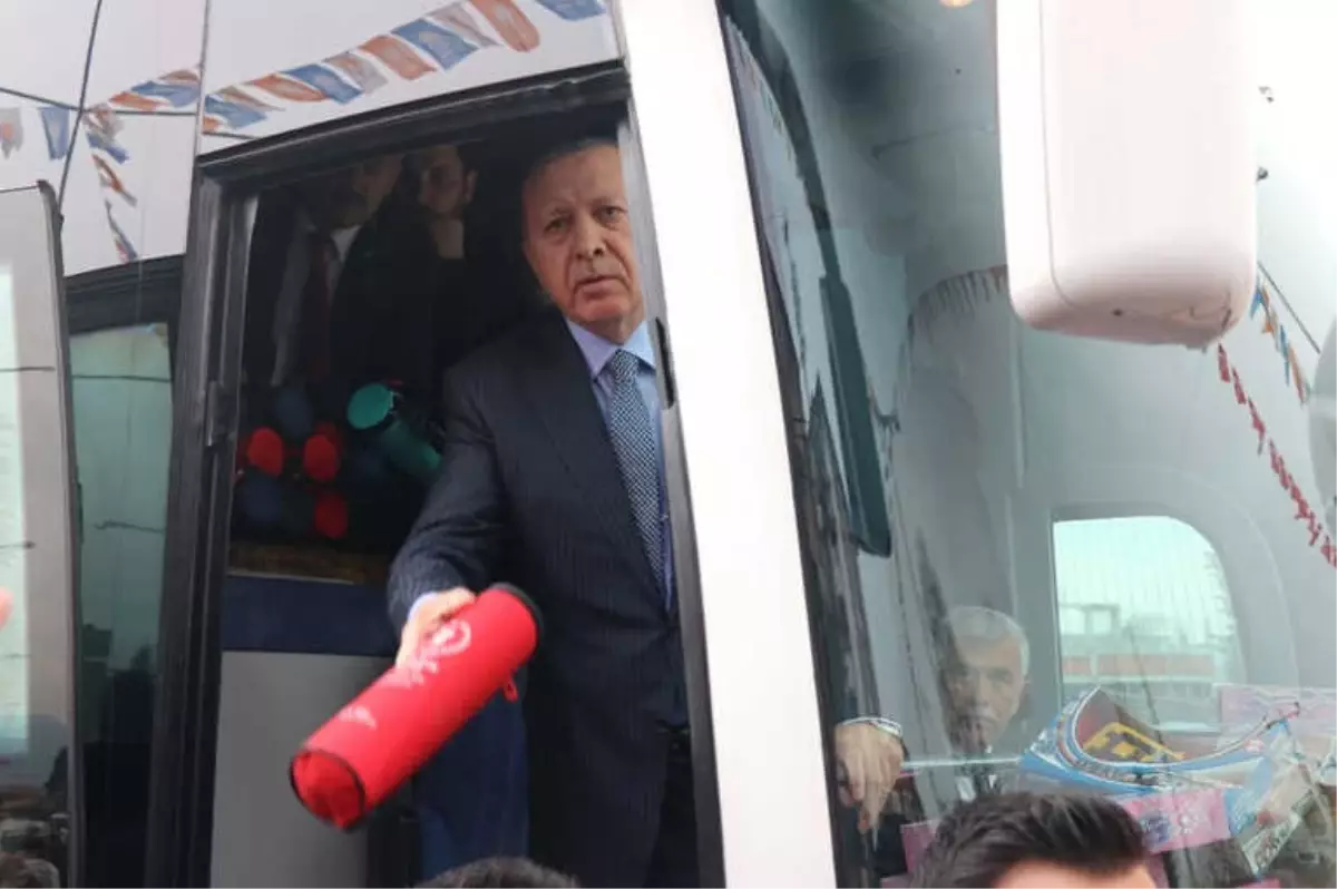 Cumhurbaşkanı Erdoğan, Bolu\'da Çocuklara Hediye Dağıttı