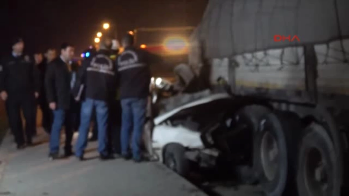 Eskişehir Önünde Giden Tır\'ın Altına Giren Otomobil Şoförü Öldü